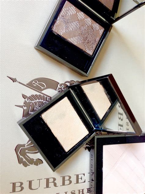 Burberry Gold Pearl (No. 001) Wet & Dry Glow Shadow Product Info